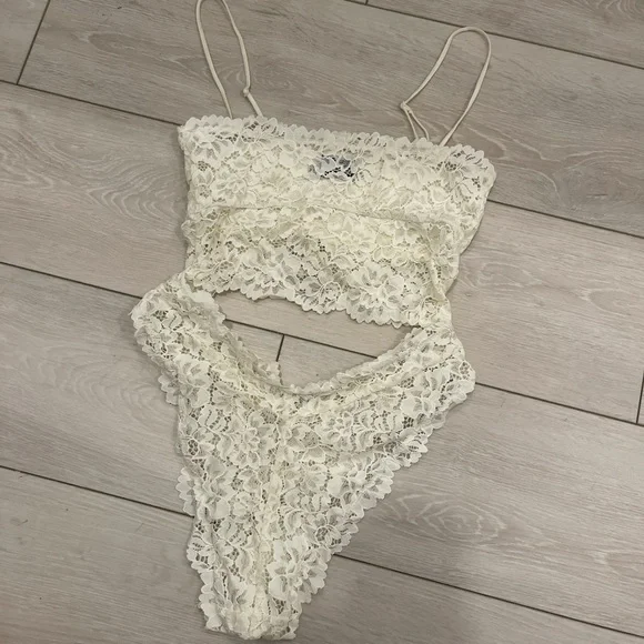 Urban outfitters lace bodysuit - Picture 2 of 3